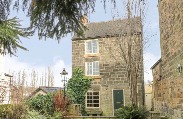 BLACKING MILL COTTAGE, pet friendly, with open fire in Belper
