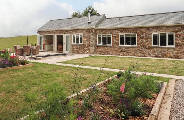 BLAKE COTTAGE, pet friendly, character holiday cottage in Pelynt