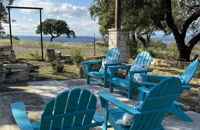 BLESS TEXAS, TAKE A DEEP BREATH ~HILL TOP LAKE VIEWS & n COOL DIPPING SPA !