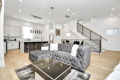 BlissHaven Luxe & Spacious in Downtown Houston with Soaking Tub ,Rooftop and free Parking