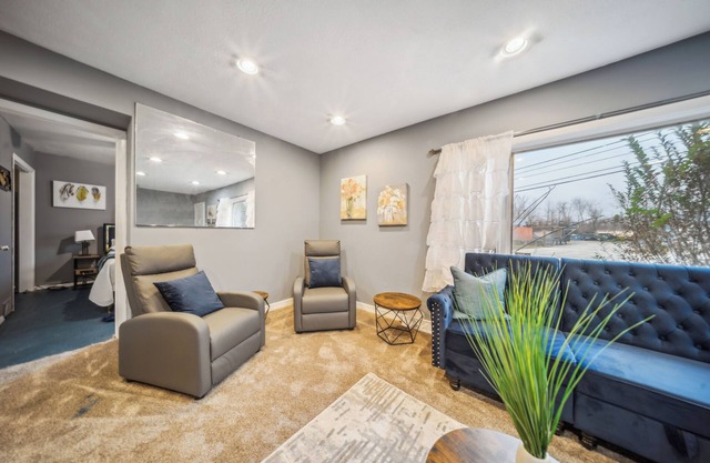 Blue Bayou - 3 bedroom 1.5 bath in South Cleveland: king bed up to 8 guests