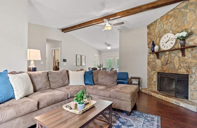 Blue Door Homestead~ 20 Min to Greenville!