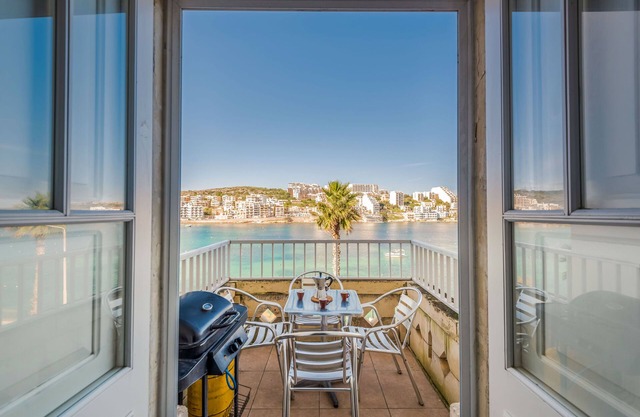 Blue Harbour 1 – Seafront Holiday 2-bedroom Apartment with terrace St Paul’s Bay