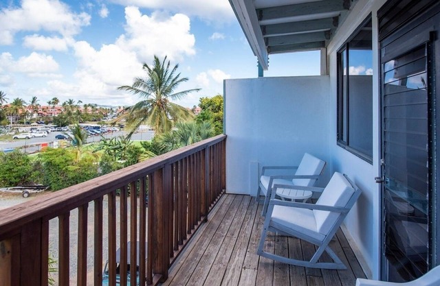 Blue Horizon, One - Walk to beach & Restaurants.