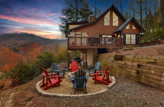 Blue Ridge Cabin: Mountain Views: Couple's Paradise: Hot Tub: Fire Pit: Arcade