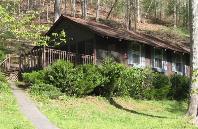 Blue Shutter Cottage at Bear Paw - Great Mountain Getaway!