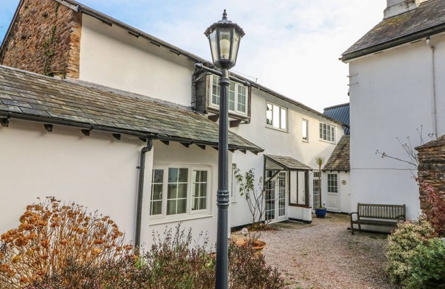 BLUEBELL COTTAGE, pet friendly, with pool in Marldon