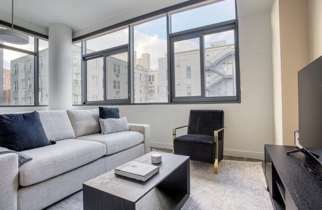 Blueground | Dupont Circle, pool, nr Lincoln Memorial