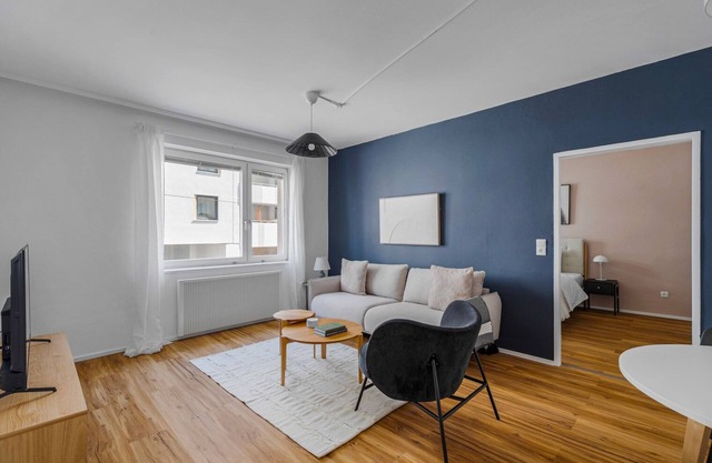 Blueground | Hernals, view, nr Rathauspark