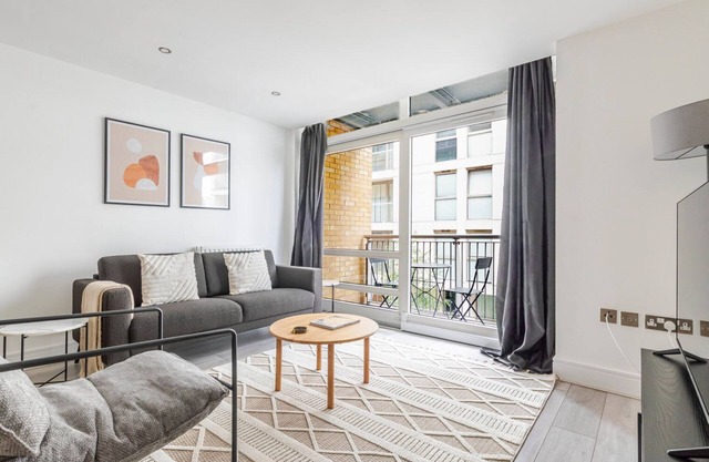 Blueground | Isle of Dogs, pool, nr Thames