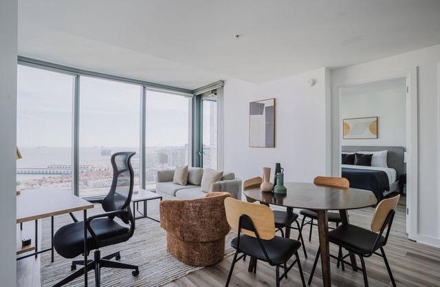 Blueground | Rincon Hill, pool & EV, near Ferry