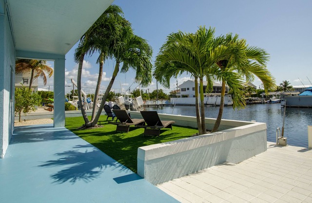 Boater’s Family Retreat in Key Largo with Waterfront Views and Dock Access