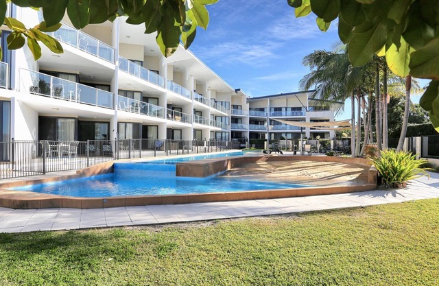 Boathouse 107 Pool side apartment