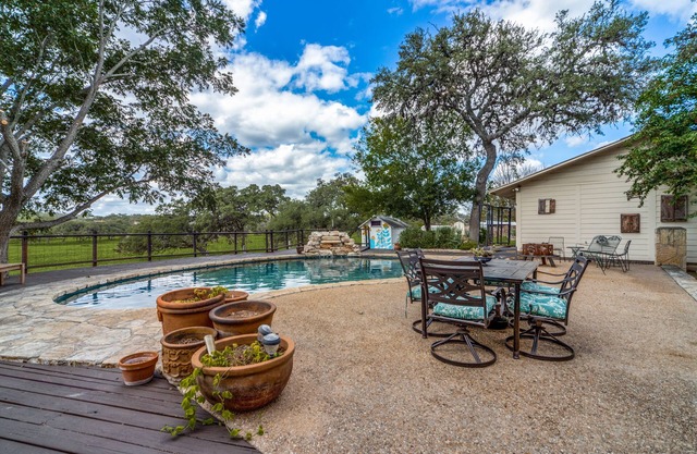 Boerne Hill Country 4000 sq ft Private Estate with Pool on 13+ Acres, Sleeps 12