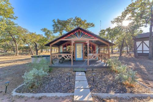 Bohemian Cabin: Hot-tub, Serene Retreat, Pet-Friendly, 10-Mins to Downtown!