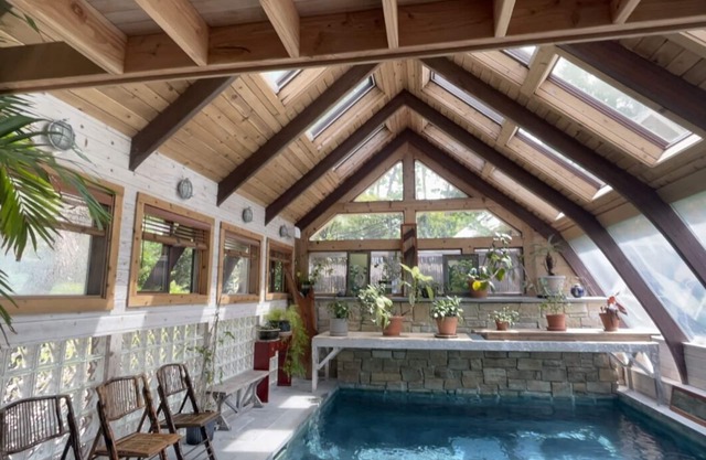 Bohemian chíc 2 bedroom home w/indoor pool & sauna in Sag Harbor.