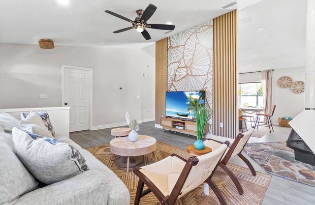 Bohemian Tropical Paradise Palm Harbor. Pool Home. 10mins to Honeymoon Island.