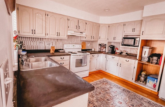 Boho 3-bedroom apt with fully supplied kitchen, WiFi, AC - Oldest Home in Oswego