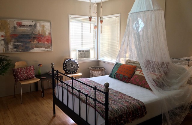 Boho-Chic Retreat - Retro & Relaxing with Full Kitchen