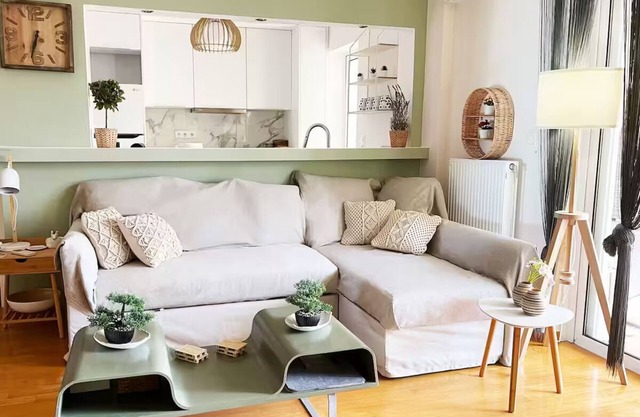 Boho Chic spacious 1-bedroom apartment in Marousi with big balkony, AC, WiFi.