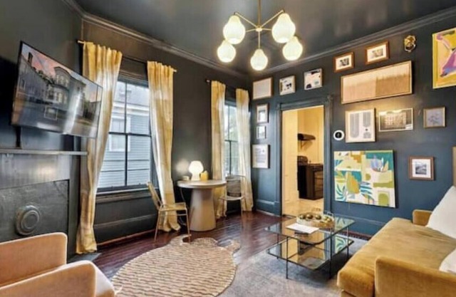 Boho Chic Victorian Home - Walk to Forsyth