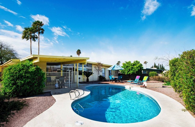 Boho desert ranch with private pool, 1M to pickleball