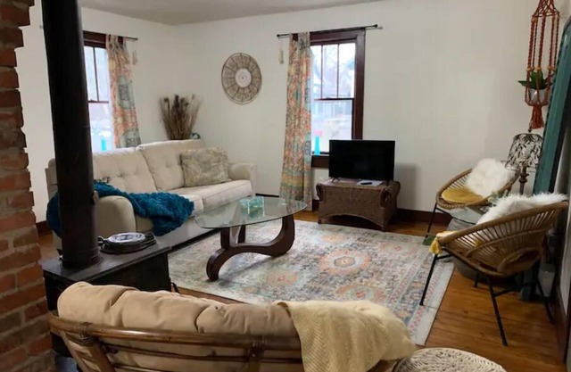 Boho Garden Bungalow Walkable, EV Charger