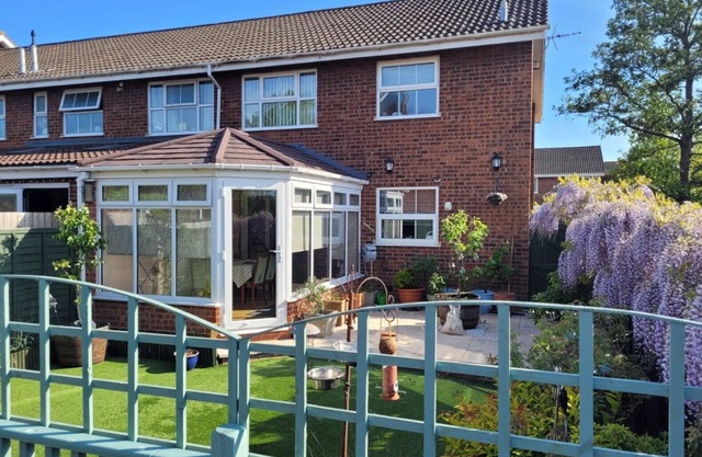 Bond House - Spacious Family Home, Quiet Area