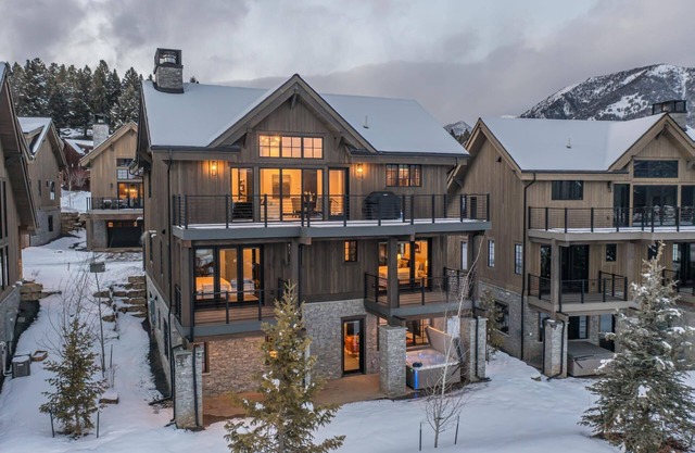 Book a Winter Stay Today! New 5 Bedroom Home in Town Center with Hot Tub!