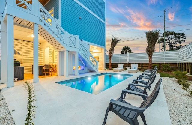 Book for Fall! Across from the Beach! Dogs Allowed! Private Pool! Pool Table!