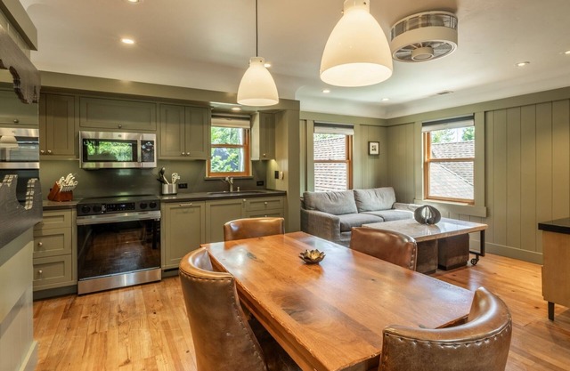 Book Now for Fall! Newly Updated! Close to Lake and Ski! Community Fire Pit!