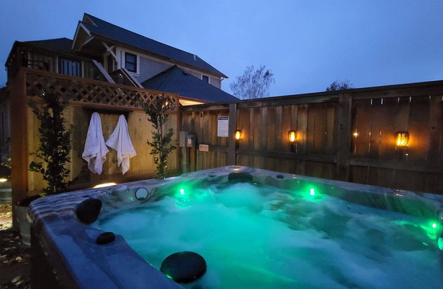 BookStayHop - RedTail McCall Suite~ Hot Tub and Convienent Tesla Station