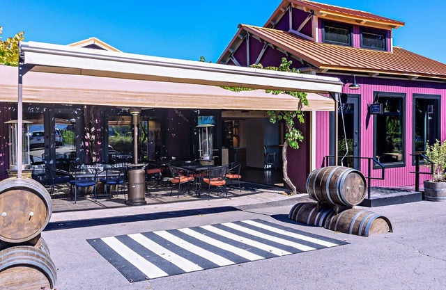 BookStayHop –Rellik House. Pool, Hot Tub, Mountain Views, & Outdoor Space!