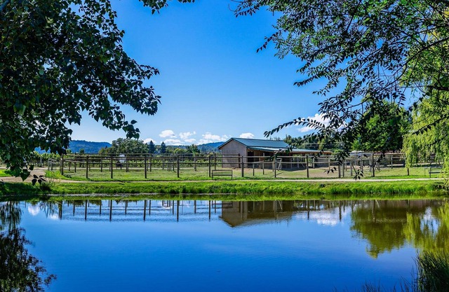 BookStayHop –Rellik Raven Suite. Pool, Hot Tub, Mountain Views, & Outdoor Space!