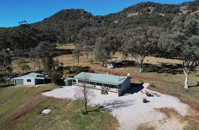 Bough & Burrows retreat set in 100 acres of pristine bush. Perfect for families!