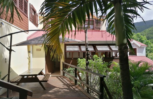 BOUILLANTE Plage de Malendure house opposite Réserve Cousteau