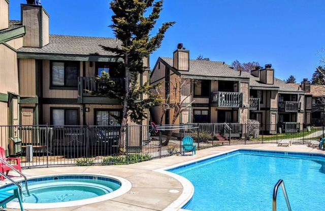 Boulder Bay Chalet Condo - Mountain charm condo with lake view and WIFI!