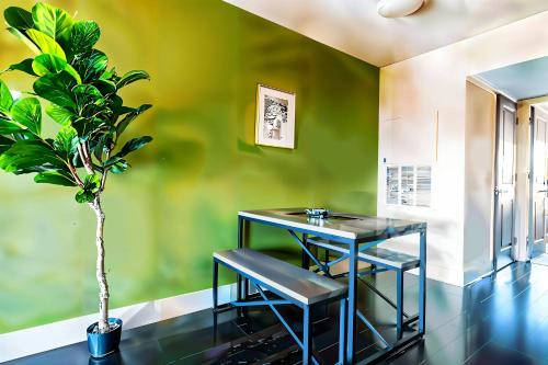 Boulevard Stays Prime Spot Cozy Bed Pool Free Parking