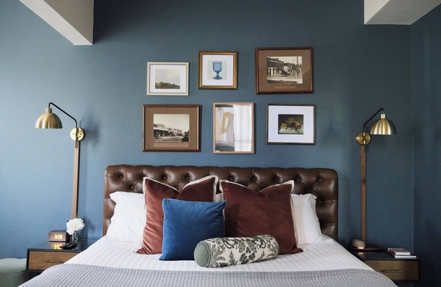 Boutique 1 BR King Suite in historic Jacksonville. Walk to Britt Festival and wine tasting! Features a luxurious tub, comfortable king bed, and charming Inn details. Ideal for couples