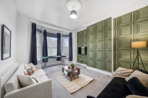 Boutique 4 Bed House in London - Pool Table