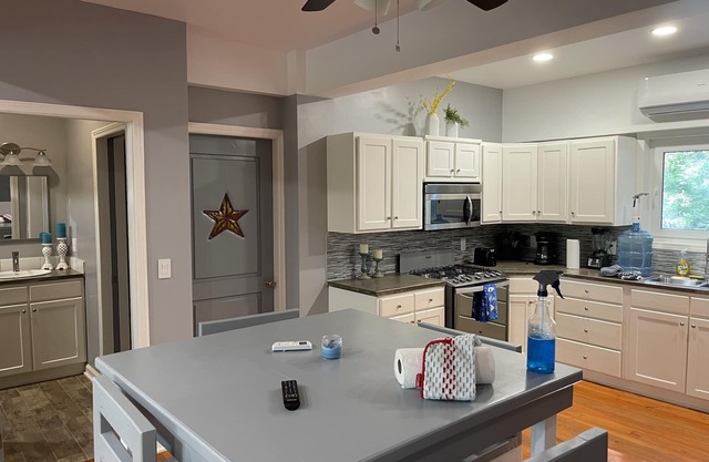 Boutique Condo, Anchor floor, 3 bdrm en-suite baths 120 step 2 beaches