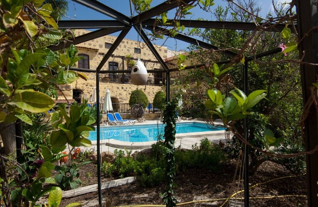 Boutique self-catering cottage with saltwater heated pool, gardens, in mountains