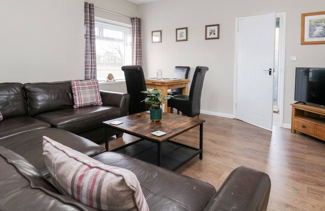 BOWBRIDGE, pet friendly, character holiday cottage in Gosforth