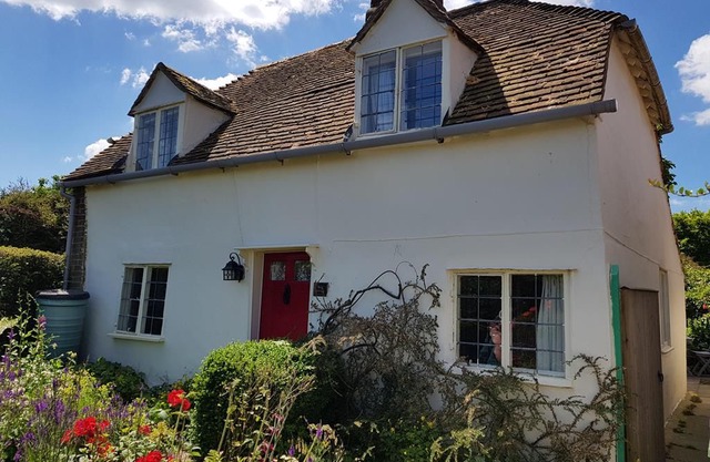 Box Cottage - a cottage that sleeps 4 guests in 2 bedrooms