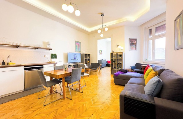 BP Sky - Spacious four bedroom in central Budapest