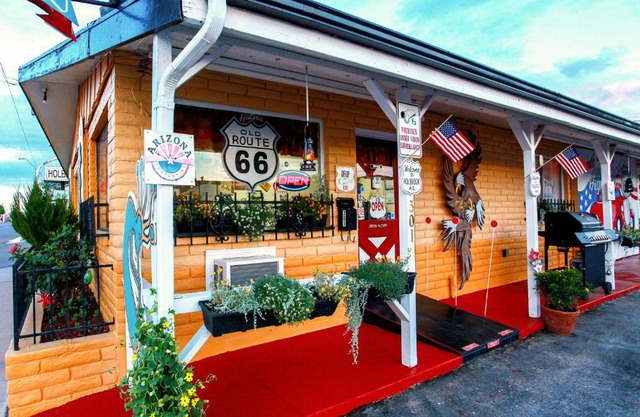 Brad's Desert Inn