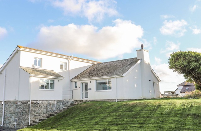 BRAID APARTMENT, pet friendly, with a garden in Trearddur Bay