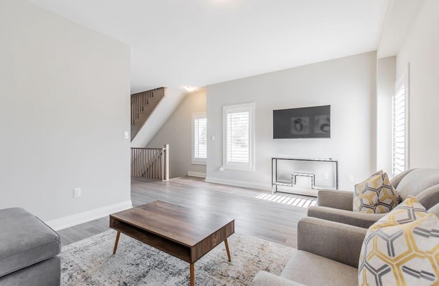 Brand New 4BR Home - Hamilton Airport - King Bed!