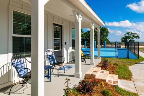 BRAND NEW, Fully Furnished, 3 Bedroom Cottage!