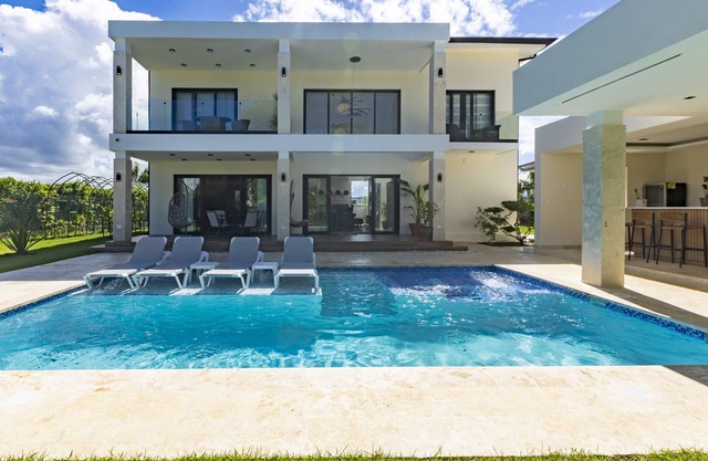 Brand new luxury villa located in a the most pristine gated community SOVn